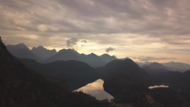 AERIAL: Flight over Mountain Lake i Europa, tyska Alperna med reflektion och bergsiluett, — Stockvideo