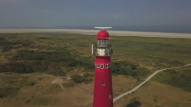 Hollanda 'nın güzel adasında yaz mevsiminde plajı olan Red Lighhouse' u kapatın. 