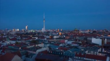 Gece İnsansız Hava Aracı Hiper Hatası, Alexanderplatz TV Kulesi manzaralı ve güzel şehir ışıklarıyla Berlin 'de Hareket Zamanı Hızı