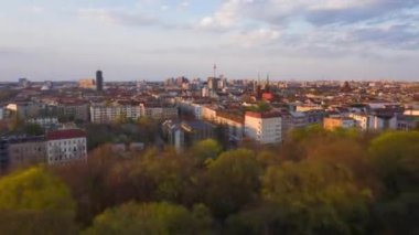 Güzel Günbatımı İnsansız Hava Aracı Hiper Hatası, Berlin Şehri Scape üzerinde Hareket Zamanı Hızı Alexanderplatz TV Kulesi manzaralı ve Bulutlu Mavi Gökyüzü
