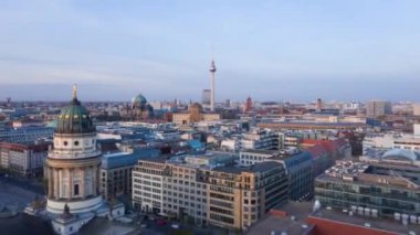 Güzel Günışığı İnsansız Hava Aracı Hiper Hatası, Alexanderplatz TV Kulesi manzaralı ve Bulutlu Mavi Gökyüzü ile Berlin üzerinde Hareket Zamanı Hızı