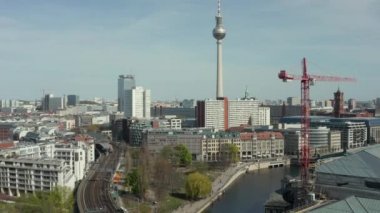 Spree Nehri ve Alexanderplatz TV Kulesi 'nin COVID19 Coronavirus sırasındaki görüntüsü ile Boş Berlin' in Geniş Görüş Alanı