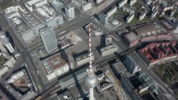 AERIAL: Cerrar Vista de Alexanderplatz TV Tower en la vacía Berlín, Alemania sin personas ni coches en un hermoso día soleado durante COVID19 Corona Virus Pandemic — Vídeo de stock