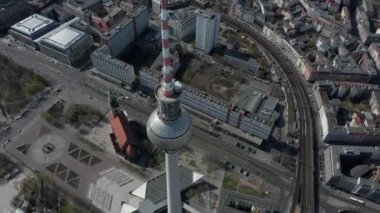 COVID19 Corona Virüs Salgını sırasındaki güneşli bir günde, Almanya 'nın Boş Berlin kentindeki Alexanderplatz TV Kulesi' nin yakın görüntüsü