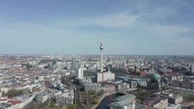 COVID19 Corona Virüs Salgını sırasında güneşli bir günde neredeyse hiç insan ve araba olmayan boş Berlin, Almanya Alexanderplatz TV Kulesi 'nin geniş bir görüntüsü