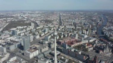 COVID19 Corona Virüs Salgını sırasında güneşli bir günde neredeyse hiç insan ve araba olmayan boş Berlin, Almanya Alexanderplatz TV Kulesi 'nin geniş bir görüntüsü