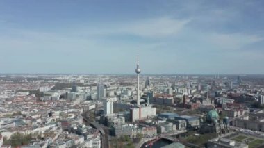 COVID19 Corona Virüs Salgını sırasında güneşli bir günde neredeyse hiç insan ve araba olmayan boş Berlin, Almanya Alexanderplatz TV Kulesi 'nin geniş bir görüntüsü