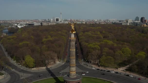 AERIAL: Rising over Berlin Victory Column Golden Statue Victoria in Beautiful Sunlight and Berlin, Germany City Scape Skyline in Background — Stock Video