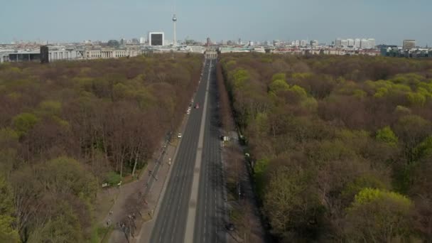 AERIAL: Strasse des 17. Juni cu vedere la Poarta Brandenburg din Berlin, Germania, de Ziua Însorită — Videoclip de stoc