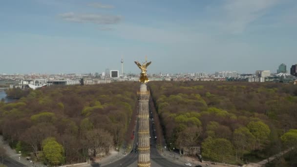 AERIAL: Närbild Dolly of Berlin Victory Column Golden Statue Victoria i vackert solljus och Berlin, Tyskland City Scape Skyline i bakgrunden — Stockvideo