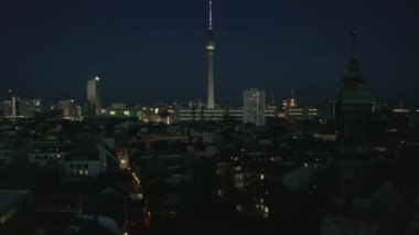 COVID19 Corona Virüsü Salgını sırasında Şehir Işığıyla Berlin, Almanya 'nın Scape Skyline şehrinin boş görüntüsü