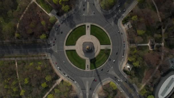 AERIAL: Overhead Birds Eye Drone View Rising over Berlin Victory Column Roundabout with Little Car Traffic during Corona Virus COVID19 — стокове відео