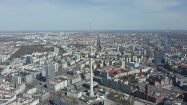 AERIAL: Wide View of Empty Berlin, Alemania Alexanderplatz TV Tower with almost No People or Cars on Beautiful Sunny Day During COVID19 Corona Virus Pandemic — Vídeos de Stock