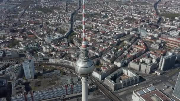 AERIAL: Stäng Utsikt över Alexanderplatz TV Tower i Tom Berlin, Tyskland med inga människor eller bilar på vackra soliga dagen under COVID19 Corona Virus Pandemic — Stockvideo