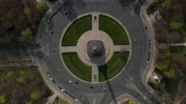 Yukarda Kuşların Gözü İnsansız Hava Aracı, Corona Virüsü COVID19 sırasında Küçük Araba Trafiğiyle Berlin Zafer Sütun Kavşağı 'nda yükseliyor.