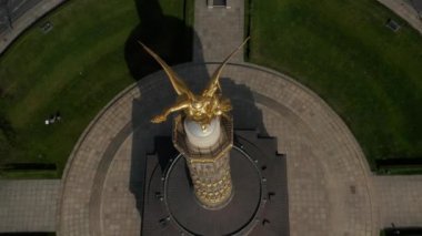 Birds Eye Drone, Berlin Zafer Sütunu 'nu görüyor Victoria Heykeli, Berlin, Almanya' nın manzarasına doğru eğiliyor.