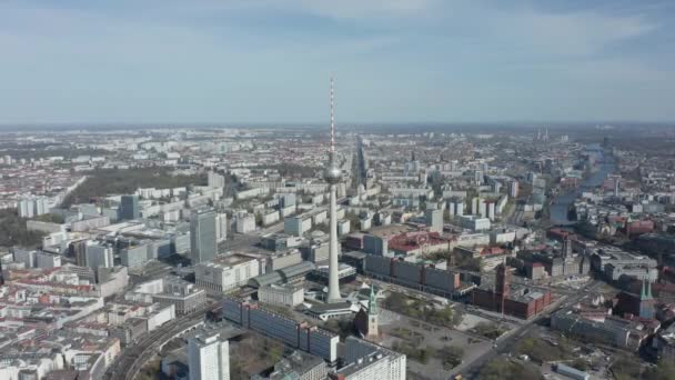 AERIAL: Wide View of Empty Berlin, Duitsland Alexanderplatz TV Tower met bijna geen mensen of auto 's op mooie zonnige dag tijdens COVID19 Corona Virus Pandemic — Stockvideo