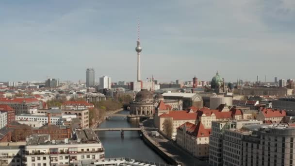 AERIAL: Amplia vista de Berlín vacía con el río Spree y museos y vista de Alexanderplatz TV Tower durante COVID19 Coronavirus — Vídeos de Stock