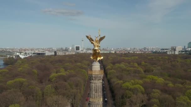 AERIAL: Närbild Dolly of Berlin Victory Column Golden Statue Victoria i vackert solljus och Berlin, Tyskland City Scape Skyline i bakgrunden — Stockvideo
