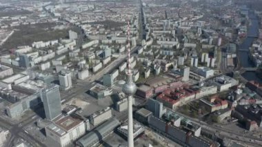 COVID19 Corona Virüs Salgını sırasında güneşli bir günde neredeyse hiç insan ve araba olmayan boş Berlin, Almanya Alexanderplatz TV Kulesi 'nin geniş bir görüntüsü