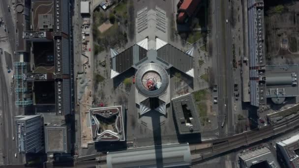 AERIAL: Impresionante vuelo aéreo aéreo sobre la torre de televisión Alexander Platz en Berlín vacía, Alemania con casi personas o coches en un hermoso día soleado — Vídeos de Stock