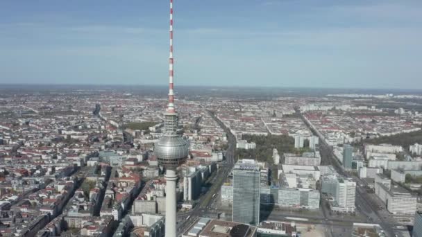 AERIAL: Bred utsikt över Tom Berlin, Tyskland Alexanderplatz TV Tower med inga människor eller bilar på vackra soliga dagen under COVID19 Corona Virus Pandemic — Stockvideo