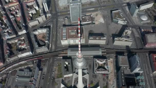 AERIAL: Wide View of Empty Berlin, Duitsland Alexanderplatz TV Tower met geen mensen of auto 's op mooie zonnige dag tijdens COVID19 Corona Virus Pandemic — Stockvideo