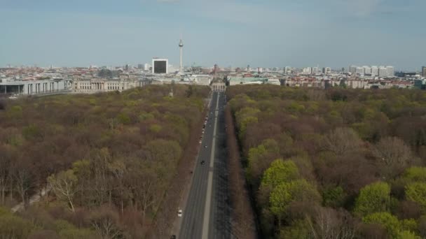 AERIAL: Straße des 17. Juni Juni mit Blick auf das Brandenburger Tor in Berlin, Deutschland am sonnigen Tag — Stockvideo