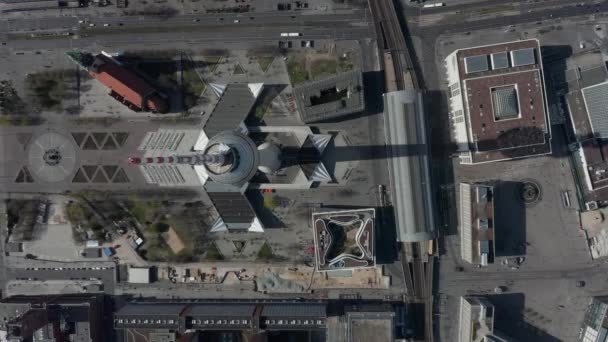 AERIAL: Zapierające dech w piersiach przelot powietrzny nad Alexander Platz TV Tower w pustym Berlinie, Niemcy z prawie ludzi lub samochodów w piękny słoneczny dzień — Wideo stockowe