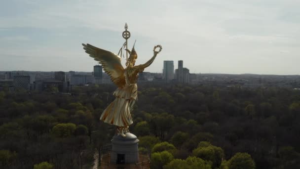 АЭРИАЛ: Заткнитесь вокруг Берлинской викторианской колонны Золотая статуя Виктории в лучах солнца — стоковое видео