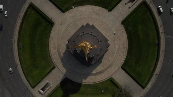 AERIAL: Overhead Birds Eye Drone Pohled na Berlín Victory Column Roundabout with Little Car Traffic during Corona Virus COVID19 — Stock video