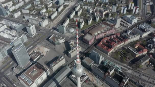 AERIAL: Close View of Alexanderplatz TV Tower in Empty Berlin, Duitsland met geen mensen of auto 's op mooie zonnige dag tijdens COVID19 Corona Virus Pandemic — Stockvideo