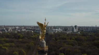 Berlin Zafer Sütunu 'nun etrafındaki Çemberi Kapat Victoria in Beautiful Sunlight ve Brandenburg Gate in Background 