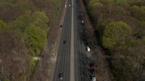 AERIAL: Strasse des 17. Juni z Pan się ujawnić Brama Brandenburska w Berlinie, Niemcy w słoneczny dzień — Wideo stockowe