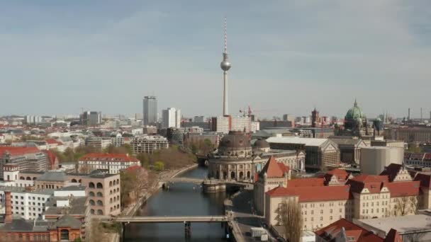 AEREO: Ampia veduta di Berlino vuota con fiume Sprea e musei e veduta della torre TV Alexanderplatz durante COVID19 Coronavirus — Video Stock