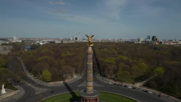 AEREO: Close Up Dolly of Berlin Colonna della vittoria Statua d'oro Vittoria alla bella luce del sole e Berlino, Germania Città Scape Skyline sullo sfondo — Video Stock