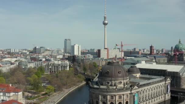EARIAL: COVID19コロナウイルスの間にスペリー川と博物館とアレクサンダー広場のテレビ塔の眺めと空のベルリンの広い眺め — ストック動画