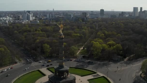 AERIAL: vidsträckt utsikt cirkulerar runt Berlin Victory Column Golden Statue Victoria i vackert solljus och Berlin, Tyskland City Scape Skyline i bakgrunden — Stockvideo