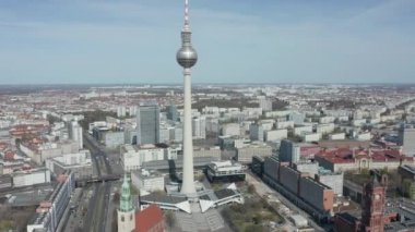 COVID19 Corona Virüs Salgını sırasında Güneşli bir günde İnsansız ve Arabasız Berlin, Almanya Alexanderplatz TV Kulesi