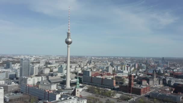 AERIAL: Wide View of Empty Berlin, Alemania Alexanderplatz TV Tower sin personas ni coches en un hermoso día soleado durante COVID19 — Vídeos de Stock