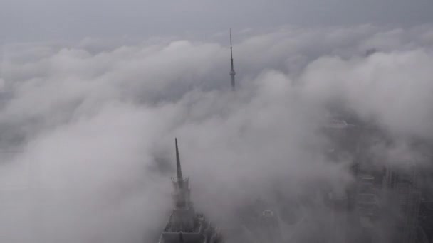 Breathtaking TIME LAPSE: Jin Mao Tower Sourrounded By Fog, Clouds passing by and Car traffic on streets rushour skyscraper in Daylight, Cloudy Day — стоковое видео