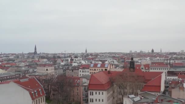 AERIAL: Lassú repülés az üres berlini szomszédság és a tetők között a Corona vírus COVID19 idején, felhős felhős napon — Stock videók