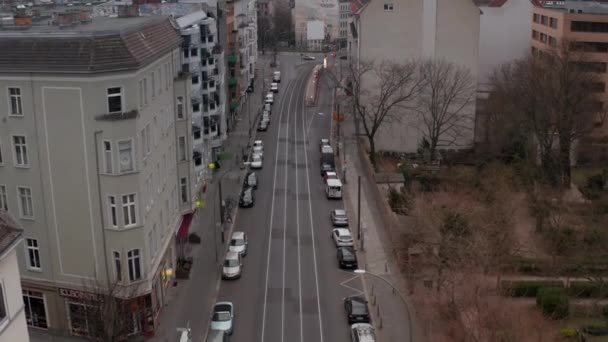 AERIAL: Langzame vlucht door Lege Central Berlin Neighbourhood Street met bijna geen mensen en geen auto 's tijdens Corona Virus COVID19 op bewolkte bewolkte dag — Stockvideo