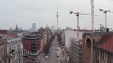Corona Virüs COVID19 Bulutlu Gün sırasında Katedraller ve Alexanderplatz TV Kulesi ile Boş Orta Berlin Komşuluk Sokağı 'nda yavaş uçuş.