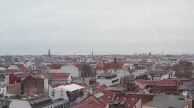 Bulutlu Gün 'de Corona Virüs COVID19 sırasında Çatılarla Boş Berlin Mahallesi üzerinde yavaş uçuş