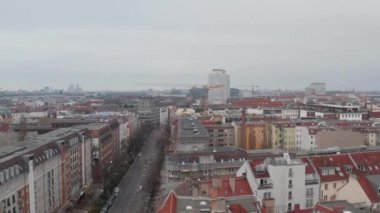 Bulutlu Bulut Günü 'nde Corona Virüsü COVID19 sırasında Merkez Berlin Mahallesi' ndeki Çatılar üzerindeki Torstrasse Geçidi 'nde yavaş uçuş.
