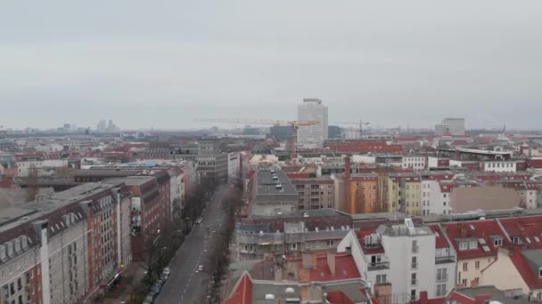 AERIAL: Langsamer Flug durch die leere Berliner Kiezstraße Torstraße über Dächer während Corona Virus COVID19 am bewölkten Tag — Stockvideo