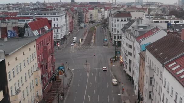 AERIAL: Lassú repülés az üres berlini központi szomszédság, a Rosenthaler Platz felett, ahol szinte nincs ember és nincs autó a Corona vírus COVID19 alatt felhős napon — Stock videók