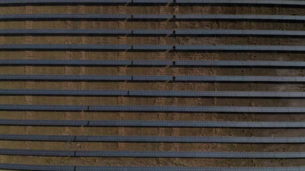 AÉRIEN : Vue aérienne par drone des panneaux solaires qui produisent de l'énergie verte et respectueuse de l'environnement à partir du soleil. Parc solaire produisant des énergies renouvelables pour un développement durable 