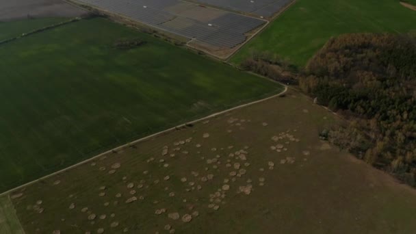 AÉRIAL : Création de Shot of Solar Park qui produit une énergie verte et respectueuse de l'environnement à partir du soleil. Panneaux solaires produisant des énergies renouvelables pour un développement durable 